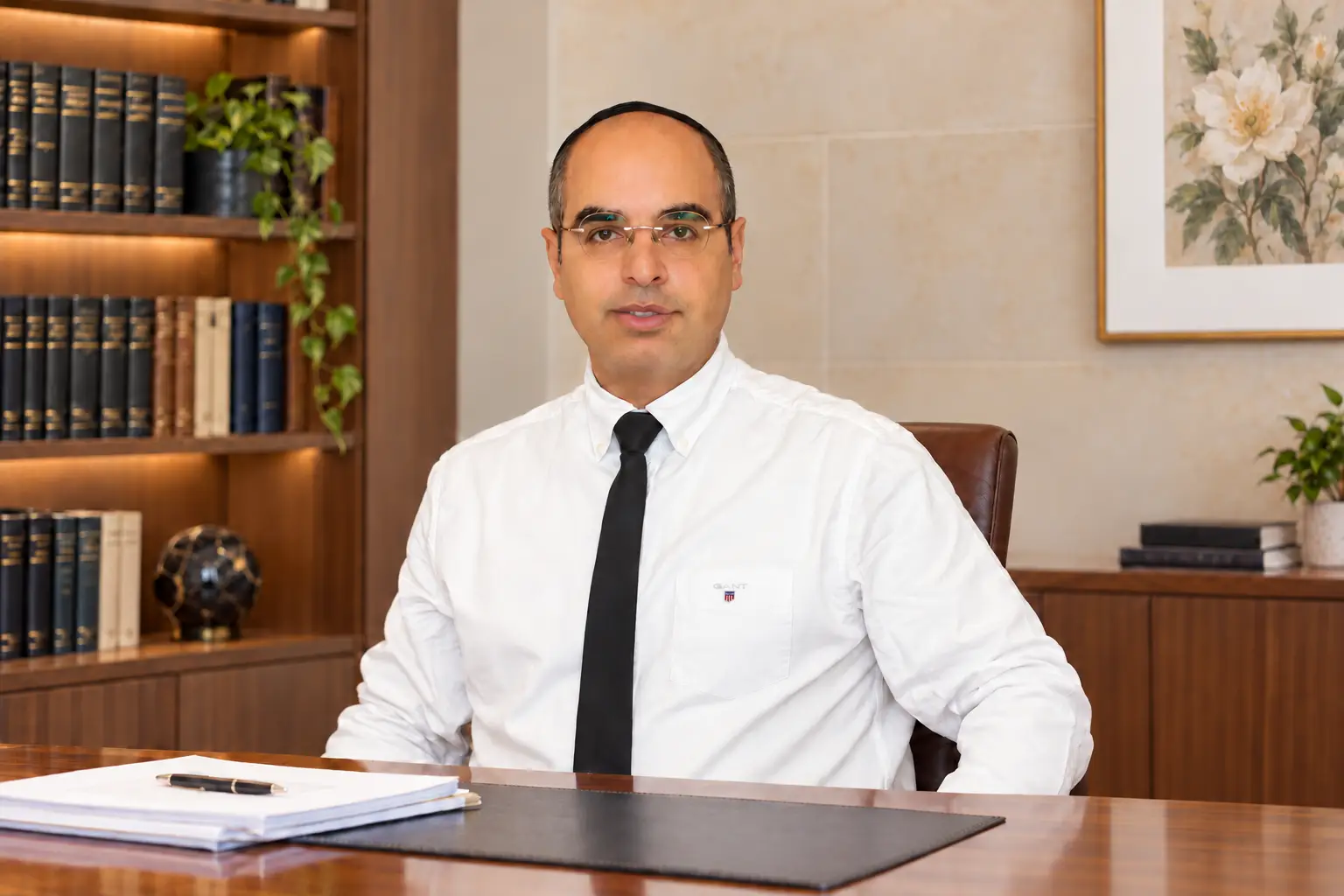 עו״ד ערן לוי אגמי במשרדו